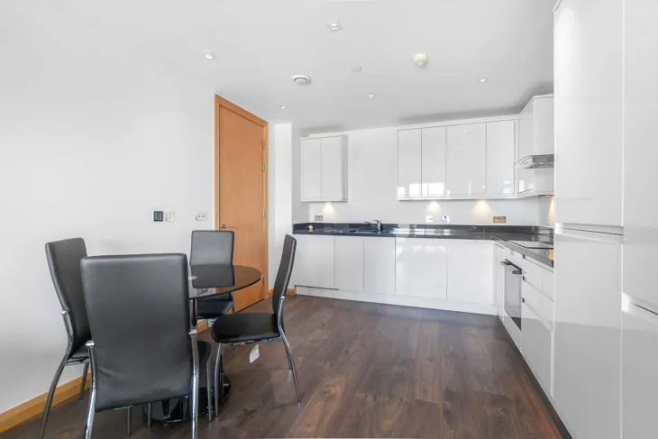Flat Fulton Road in Greater London