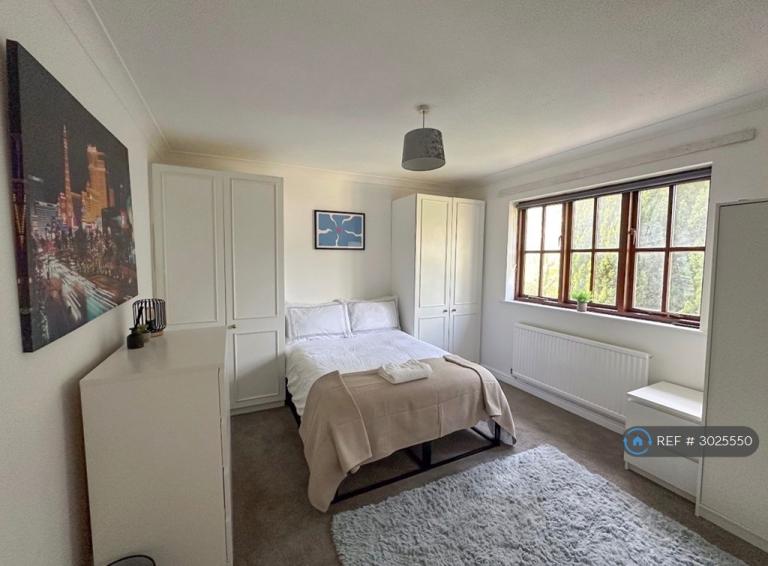 Room Mortimer Close in Winchester