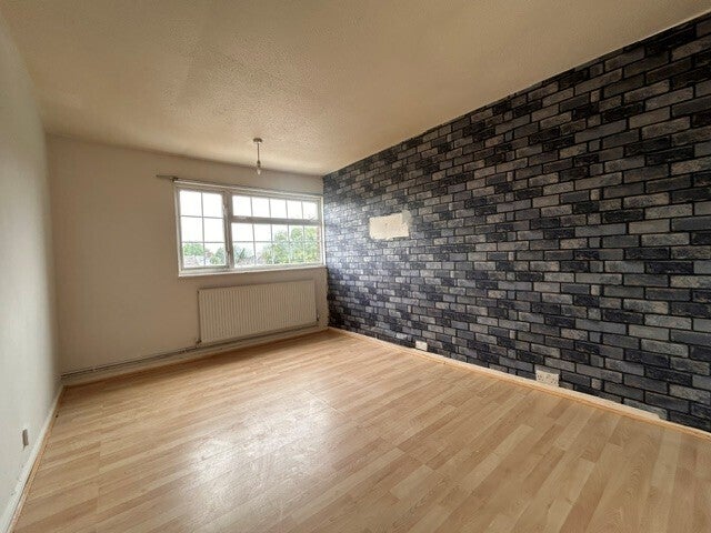 House Woodbridge Close in Luton