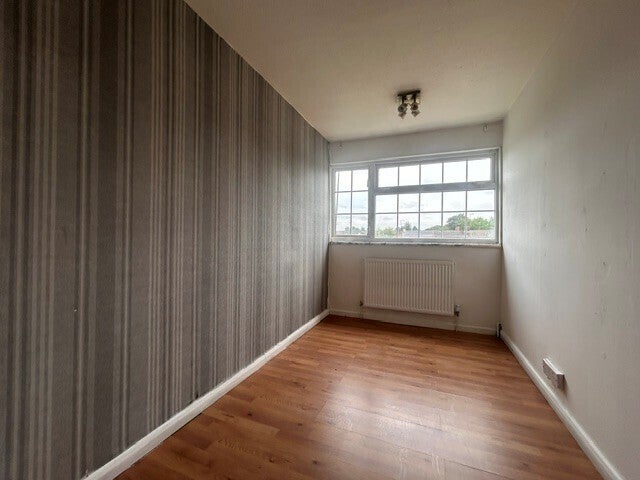 House Woodbridge Close in Luton