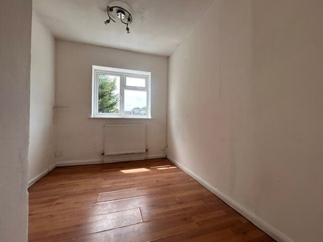 House Woodbridge Close in Luton