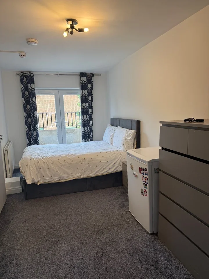 Room Twyford Abbey Road in Greater London