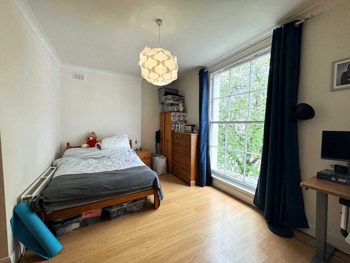 Flat Hemingford Road in Greater London