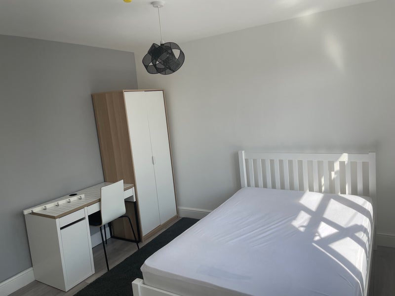 Room Stirling Road in Greater London