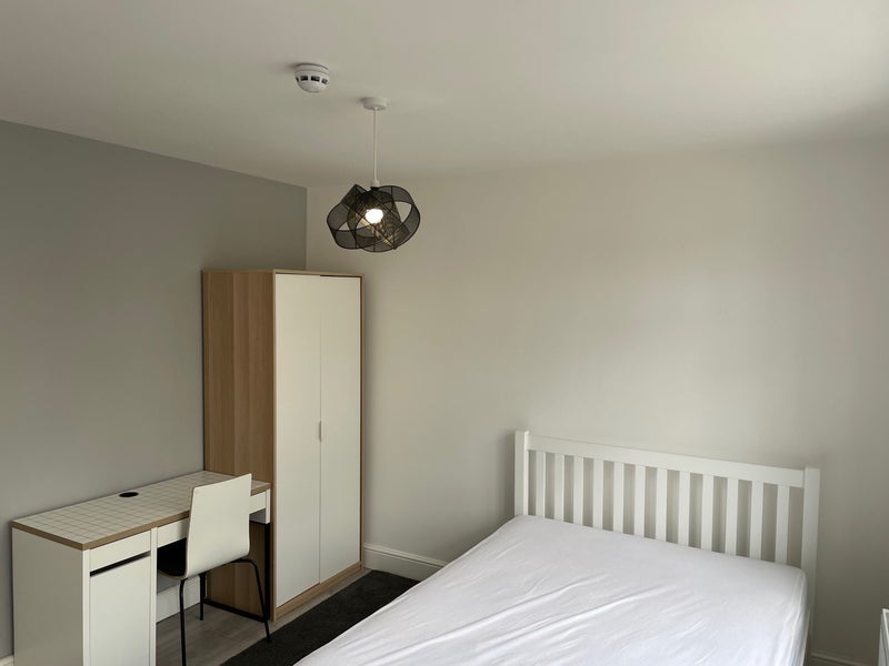 Room Stirling Road in Greater London