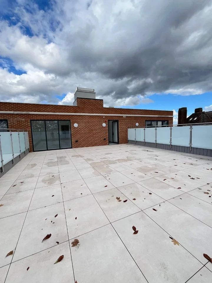Flat Rushden Gardens in Greater London