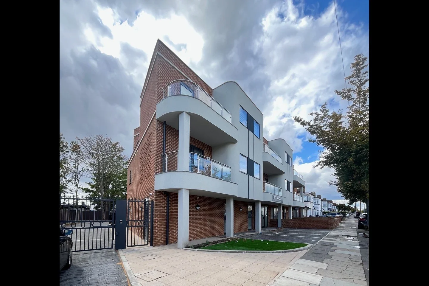 Flat Rushden Gardens in Greater London