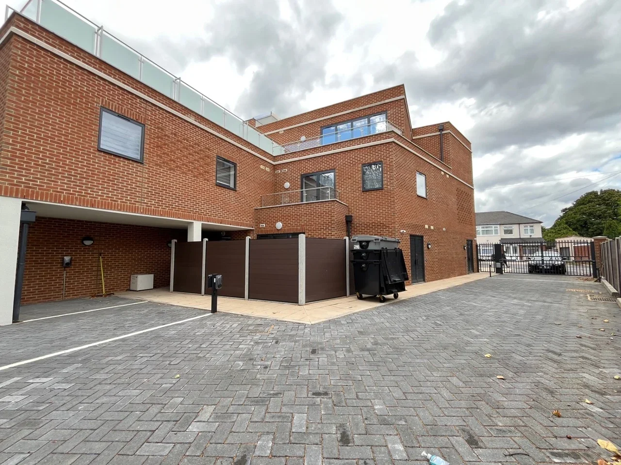 Flat Rushden Gardens in Greater London