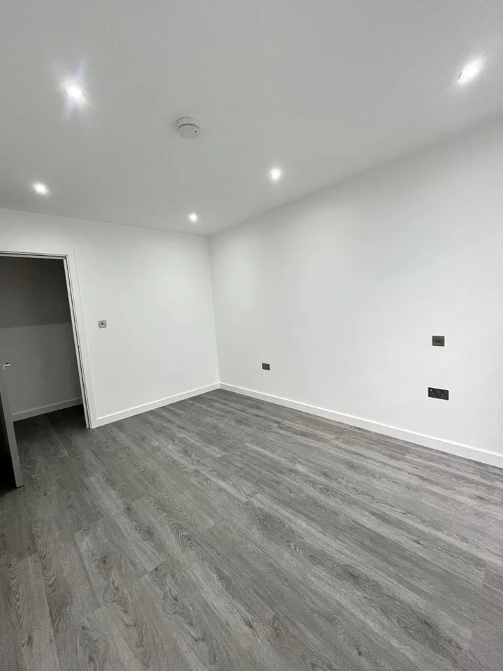 Flat Rushden Gardens in Greater London