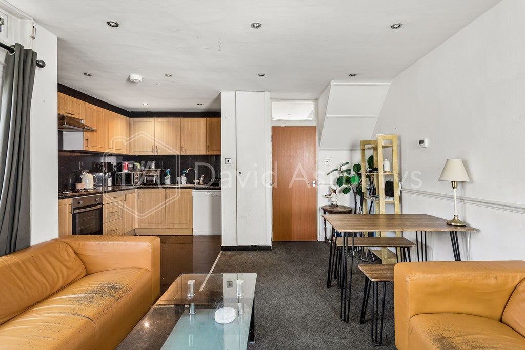 Room Cedars Road in Greater London