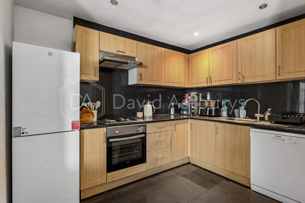 Room Cedars Road in Greater London