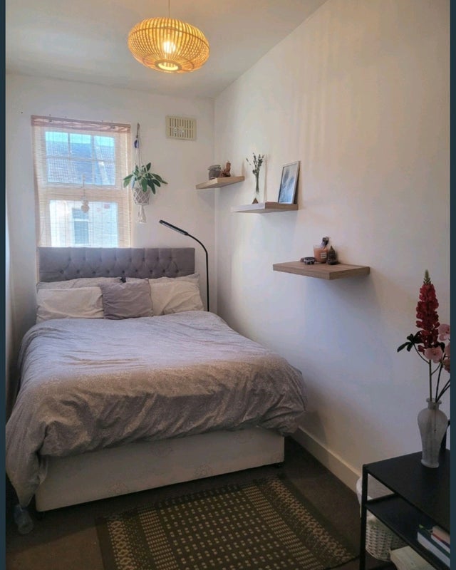 Room Ashvale Road in Greater London