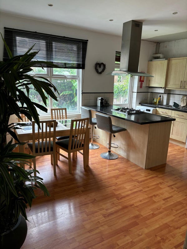 Room Ashvale Road in Greater London