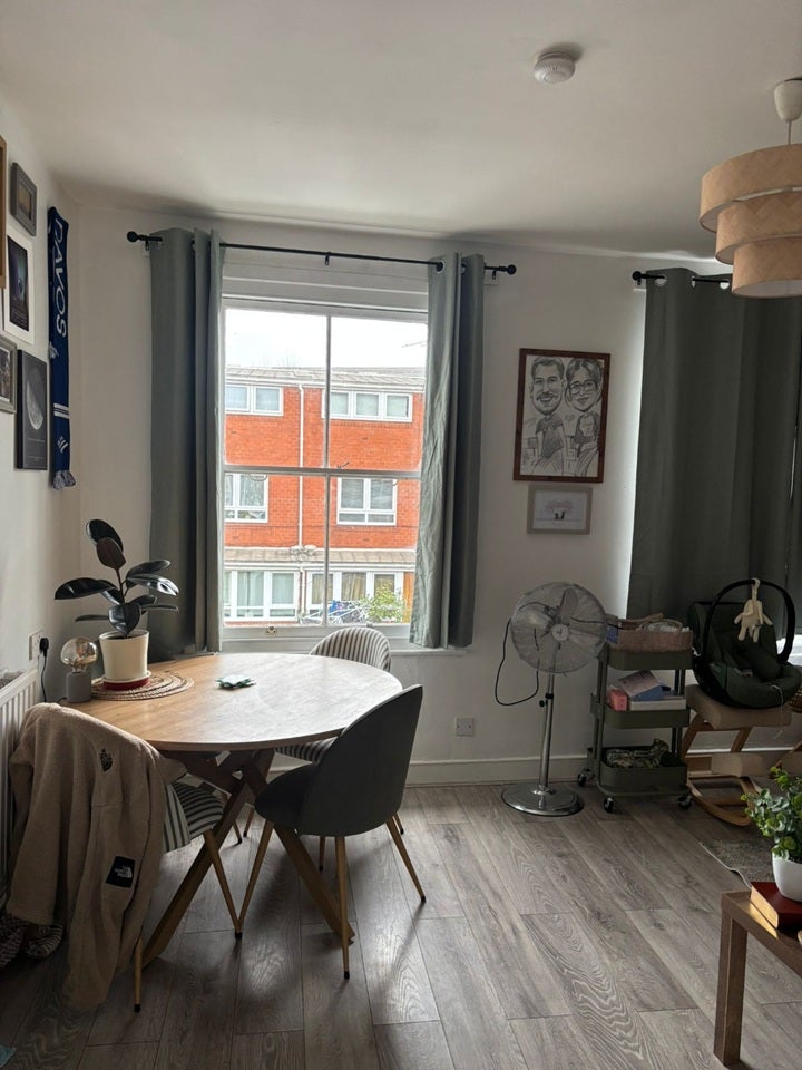 Flat Burchell Road in Greater London