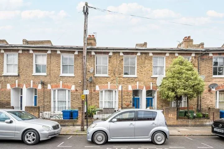 Flat Burchell Road in Greater London