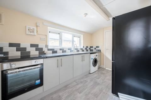 Flat Burchell Road in Greater London