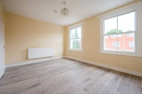 Flat Burchell Road in Greater London