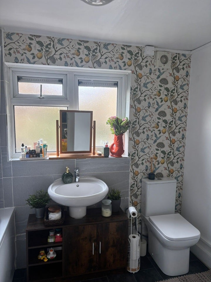 Flat Burchell Road in Greater London
