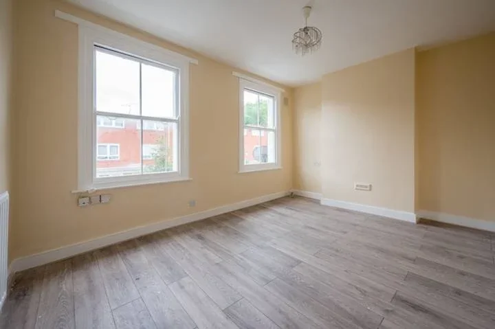 Flat Burchell Road in Greater London