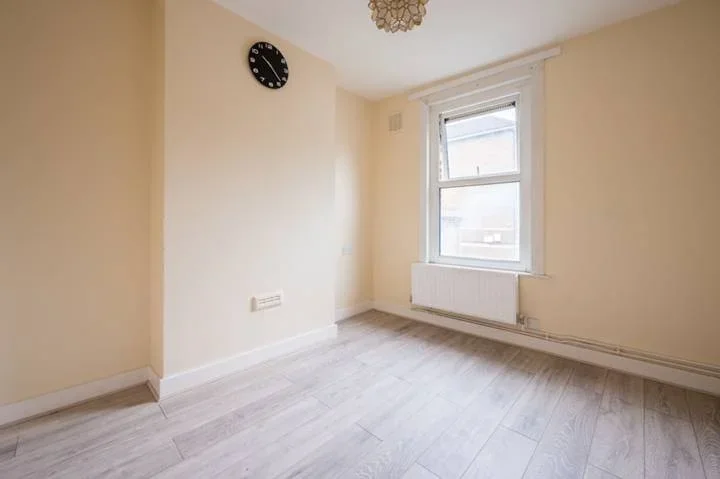 Flat Burchell Road in Greater London