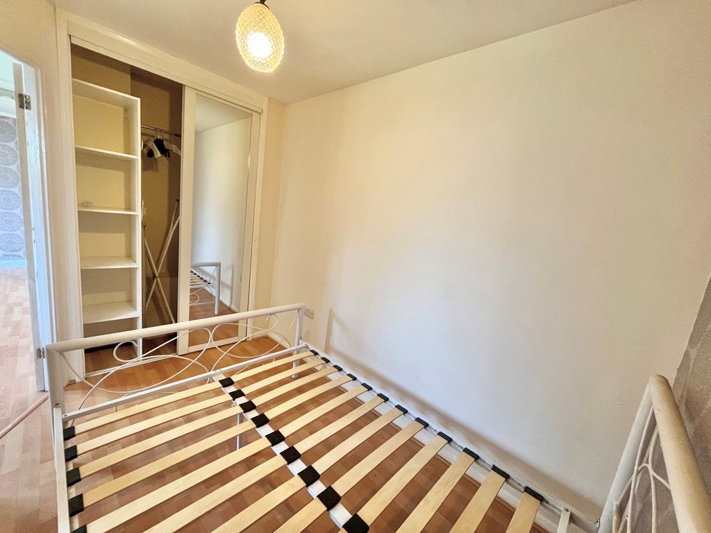 Flat Rom Crescent in Greater London