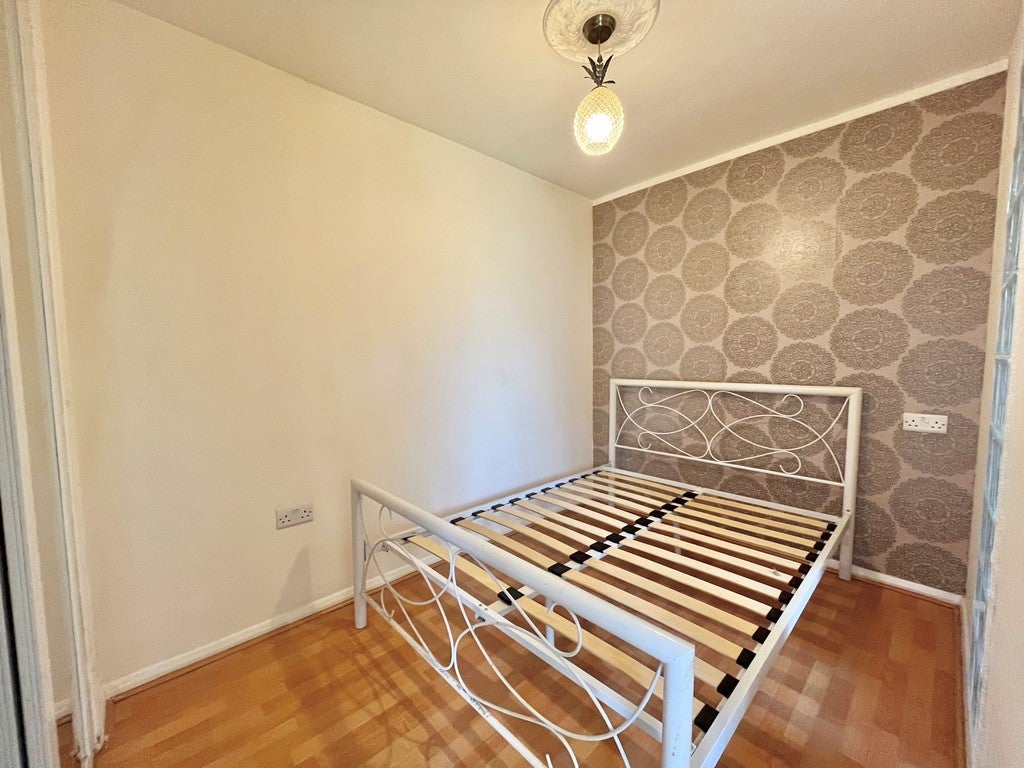 Flat Rom Crescent in Greater London