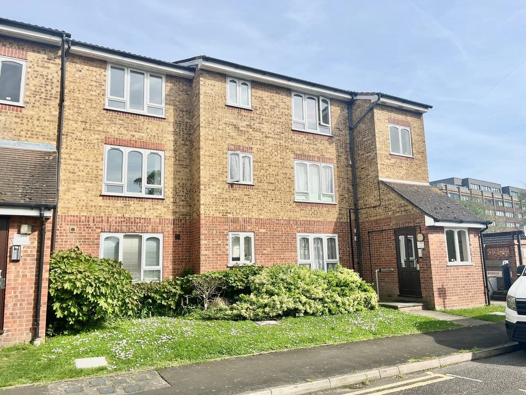 Flat Rom Crescent in Greater London