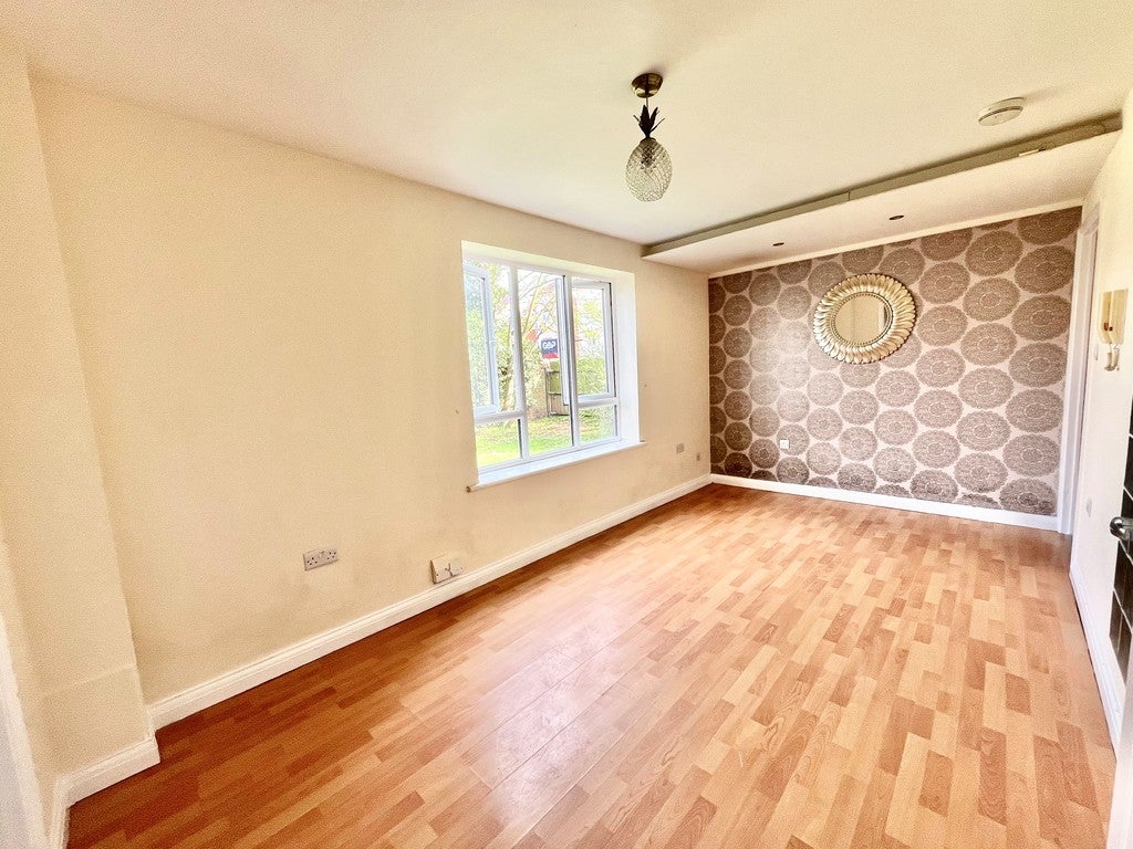 Flat Rom Crescent in Greater London