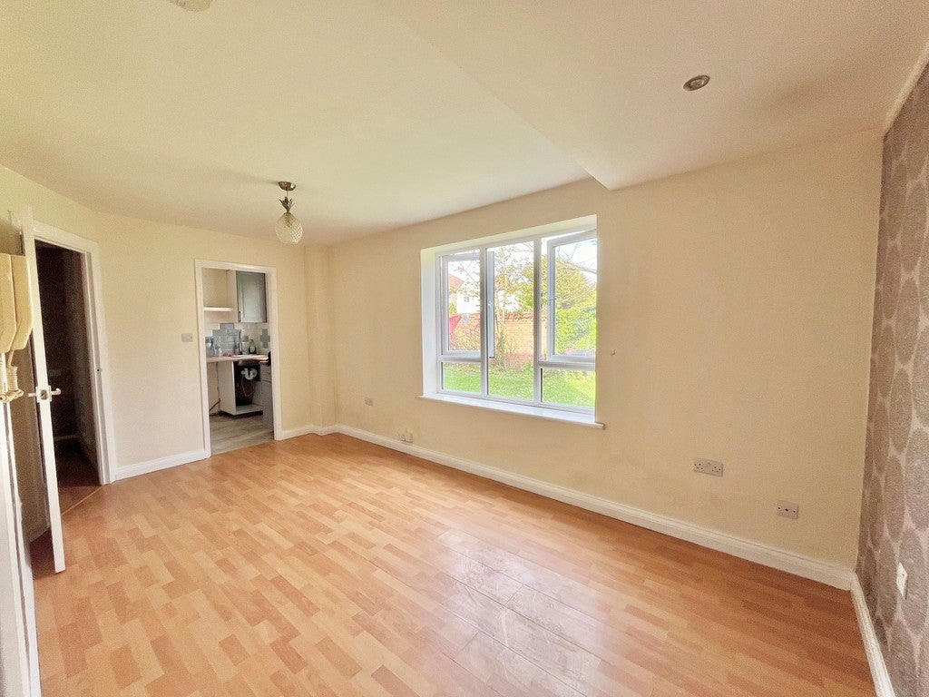 Flat Rom Crescent in Greater London