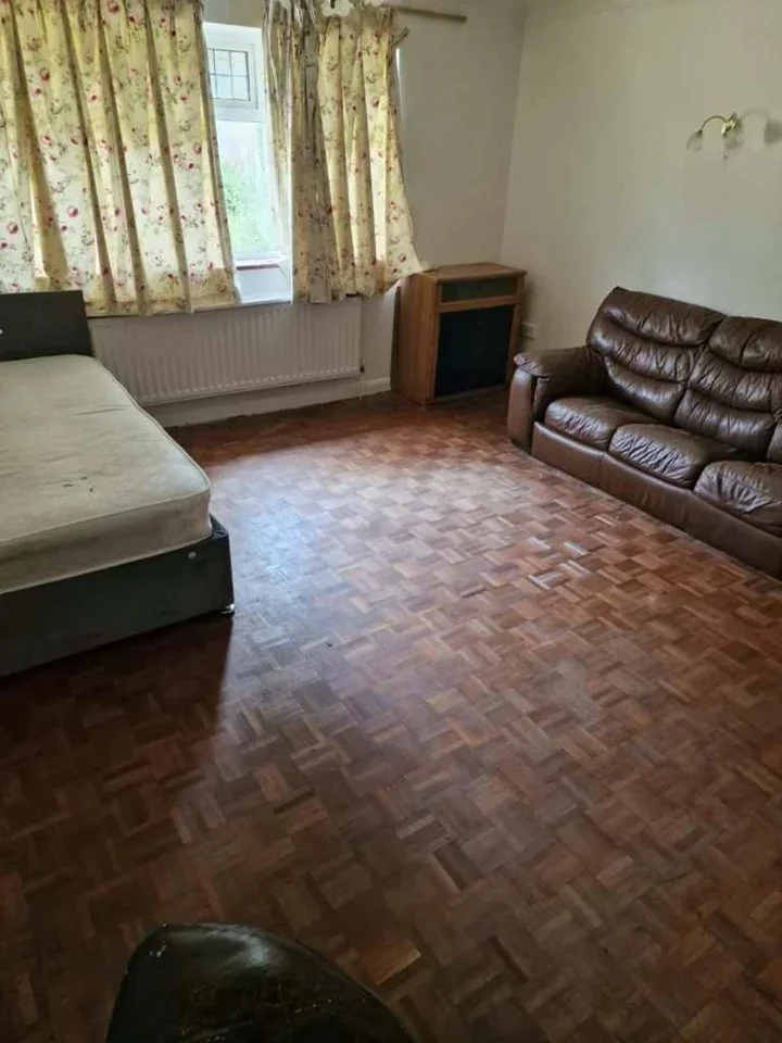 Room Woodcote Park Avenue in Greater London