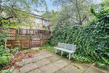 Flat Weavers Way in Greater London