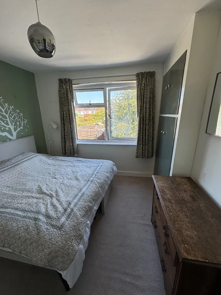 Room Stanley Road in Greater London