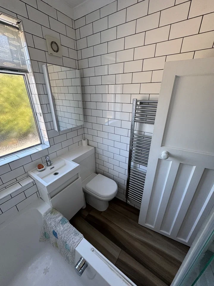 Room Stanley Road in Greater London