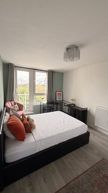 Room Cable Street in Greater London