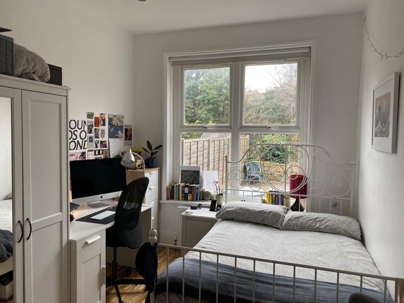 Room Amesbury Avenue in Greater London