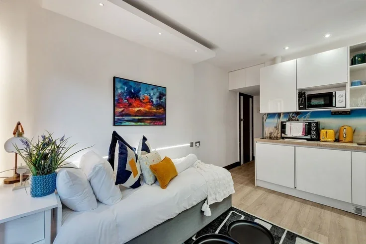 Room Finchley Road in Greater London
