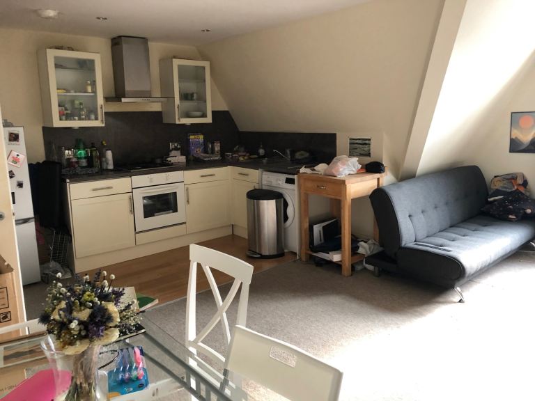 Flat Berrylands Road in Greater London