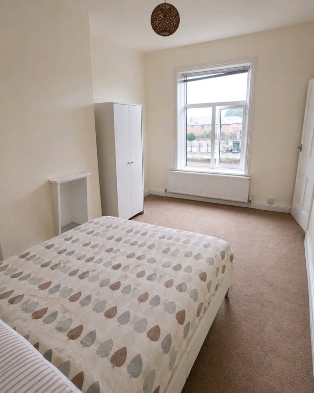Room Mayfield Road in Oldham