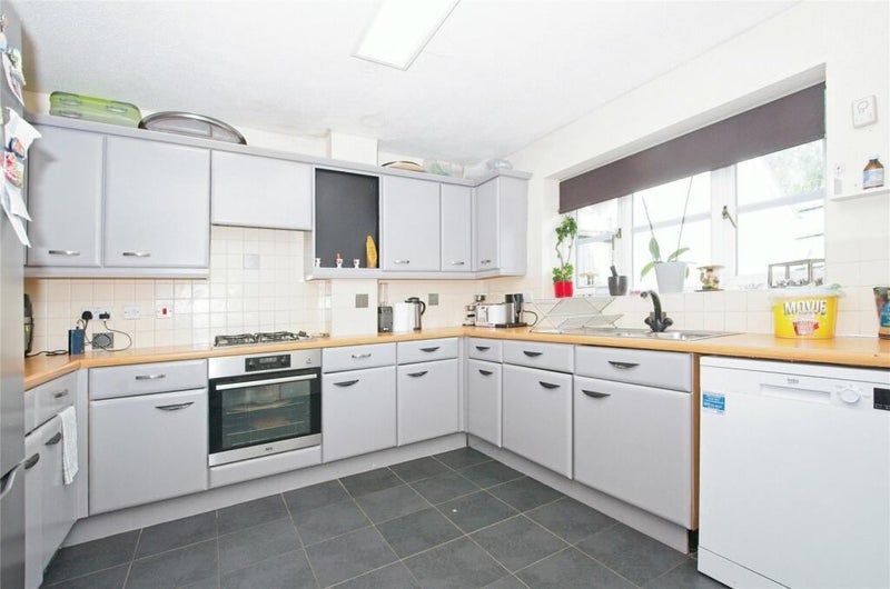 Room Ragnall Close in Cardiff