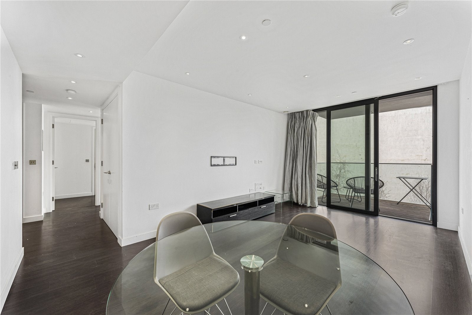 Flat Alie Street in Greater London