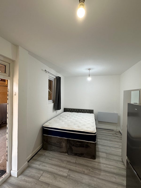 Room Brighton Road in Greater London
