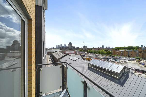 Flat Artichoke Hill in Greater London