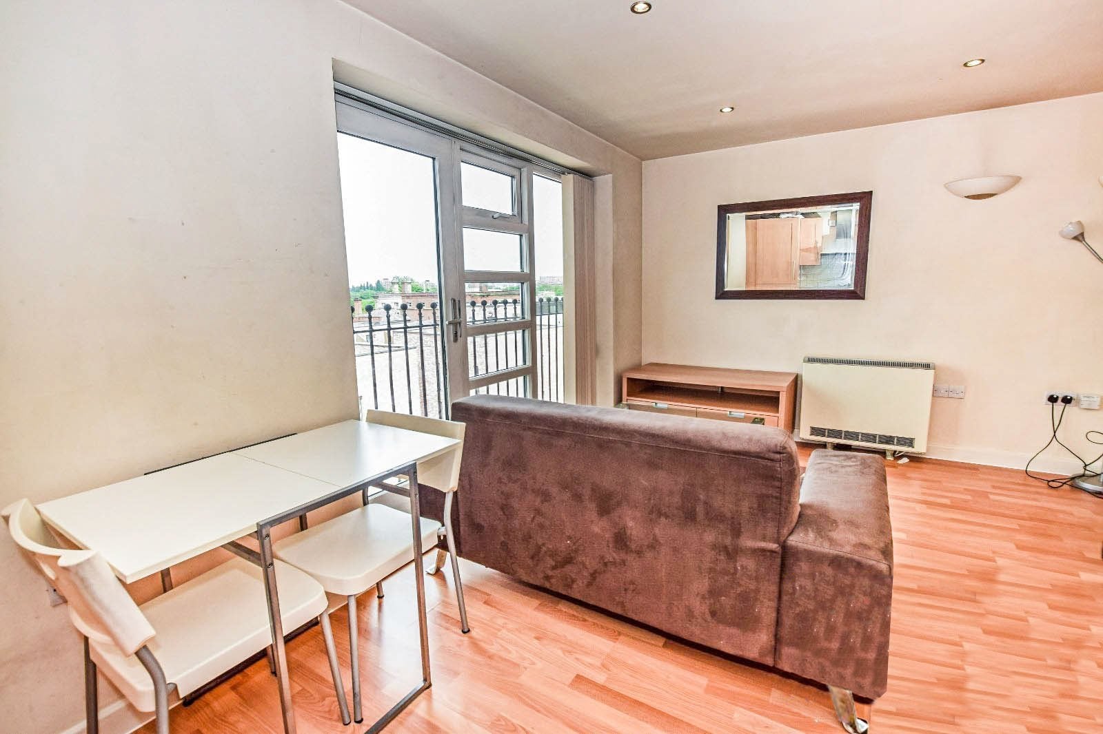Flat Wadlow Close in Salford