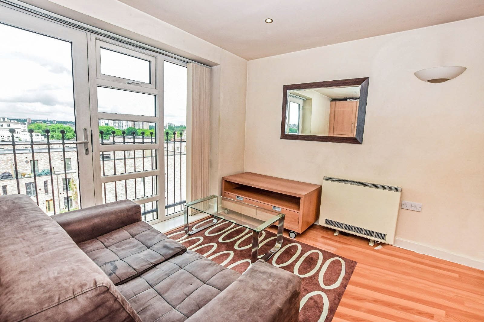 Flat Wadlow Close in Salford