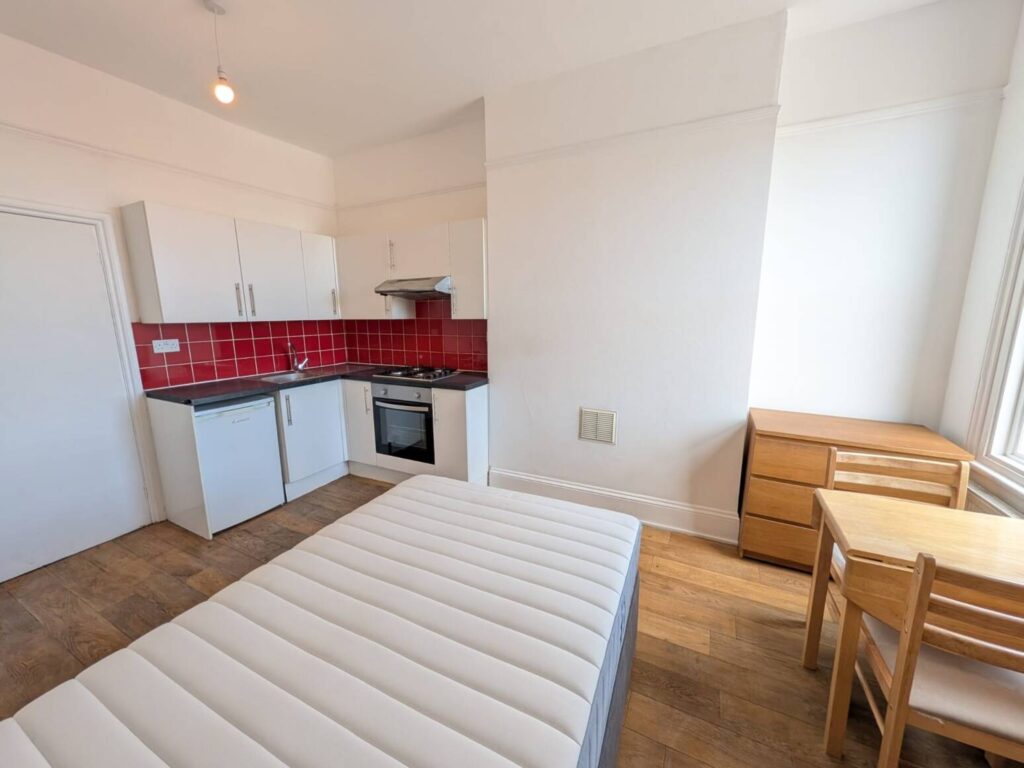 Flat Chichele Road in Greater London