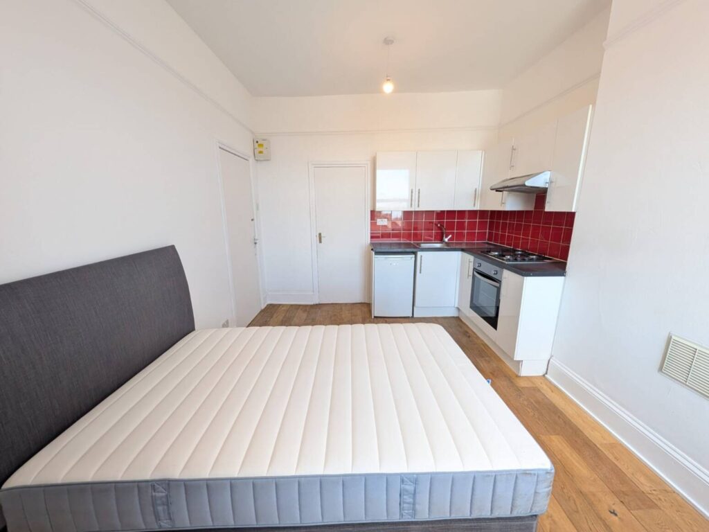 Flat Chichele Road in Greater London