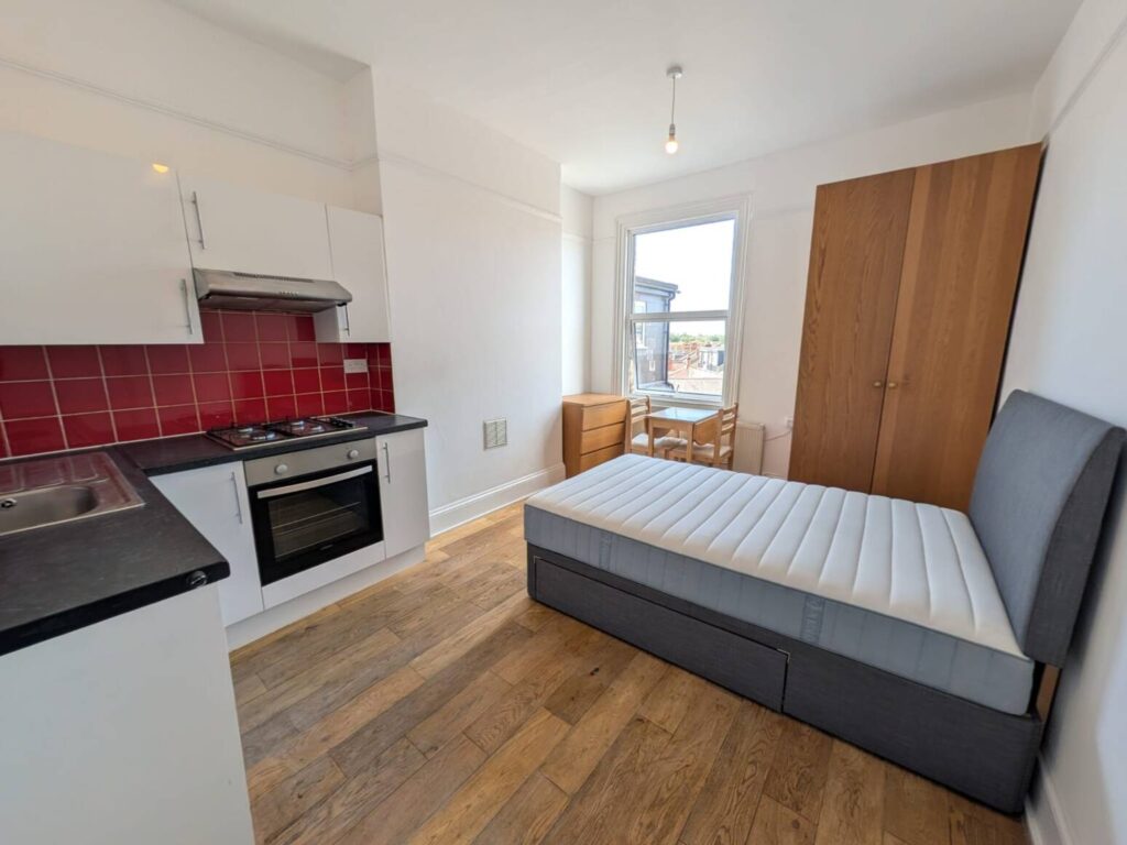 Flat Chichele Road in Greater London