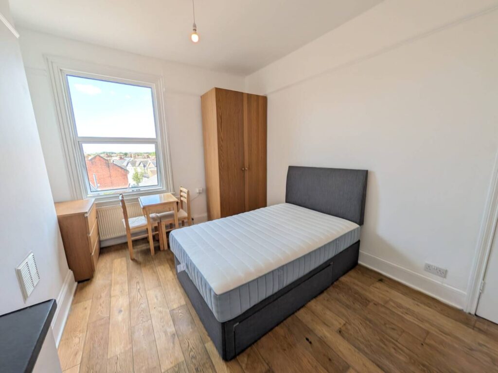 Flat Chichele Road in Greater London
