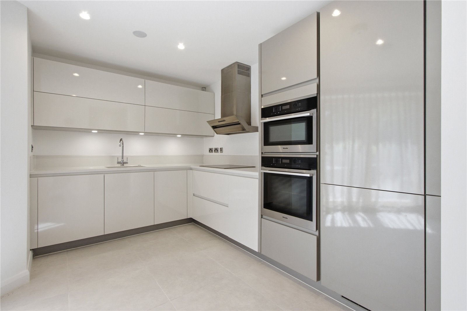Flat Totteridge Lane in Greater London