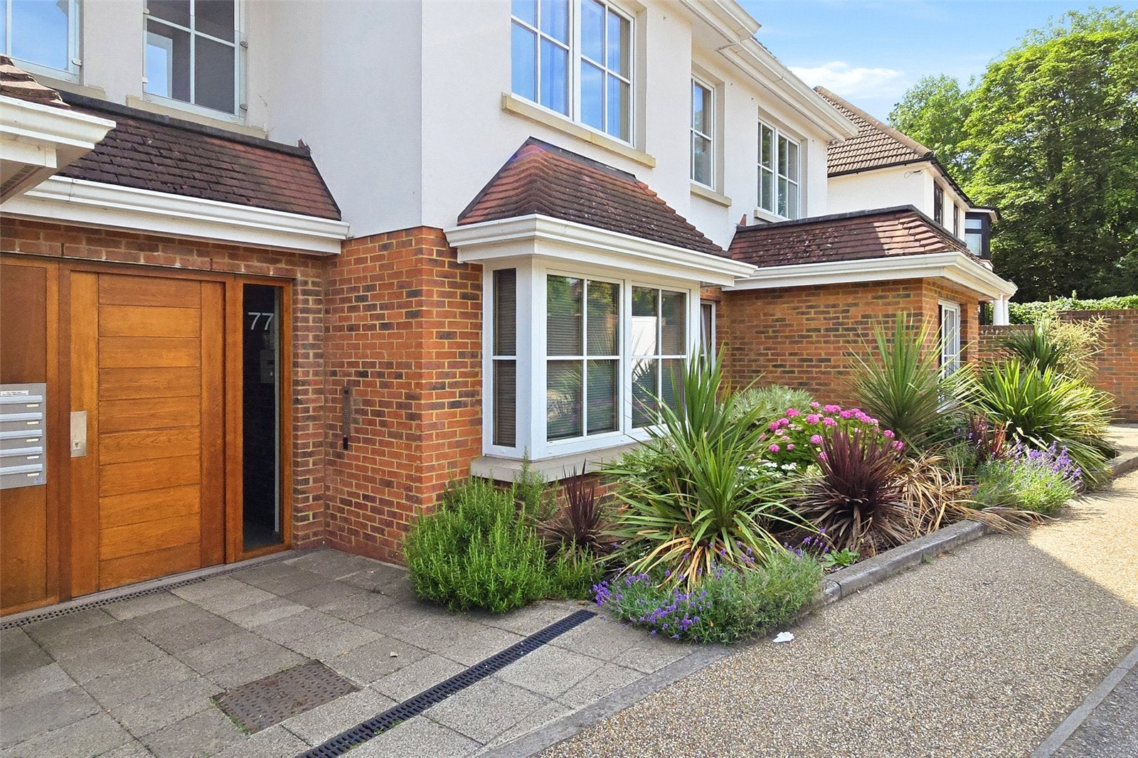 Flat Totteridge Lane in Greater London